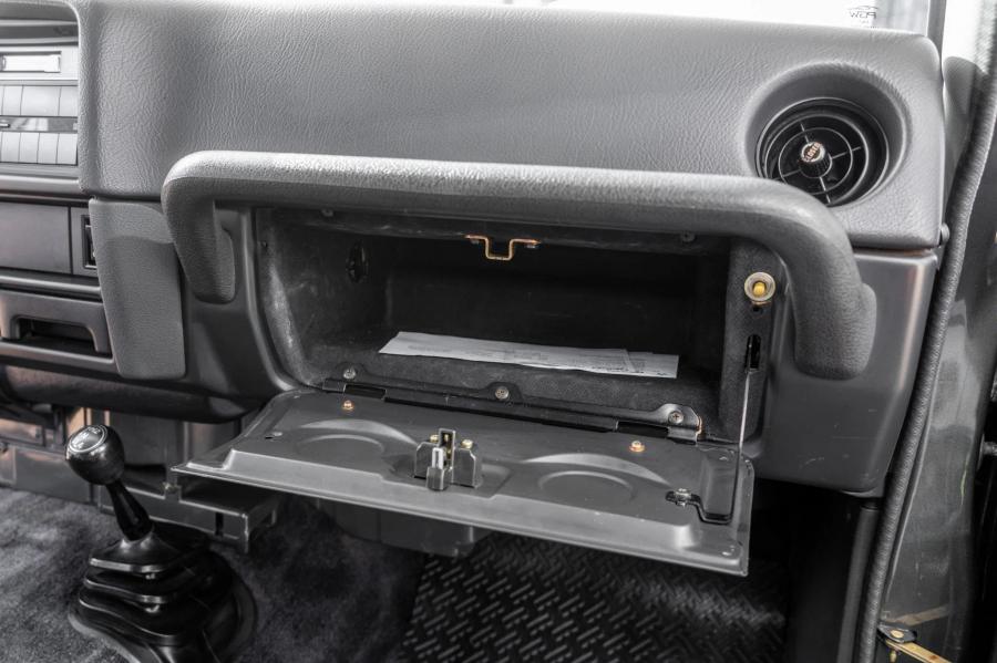 Детали интерьера Toyota Land Cruiser (FJ62) 1988 года  (фото 106 из 164)